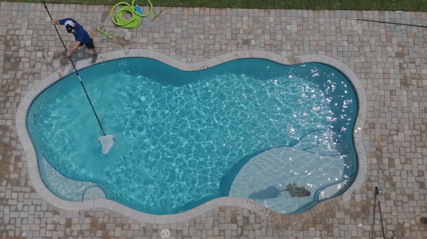 Reliable pool technician cleaning pool in Socorro, TX